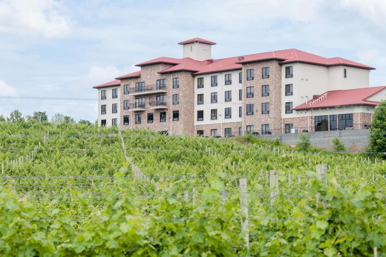 Holiday Inn Express & Suites Lexington North West-The Vineyard, An Ihg Hotel Exterior photo